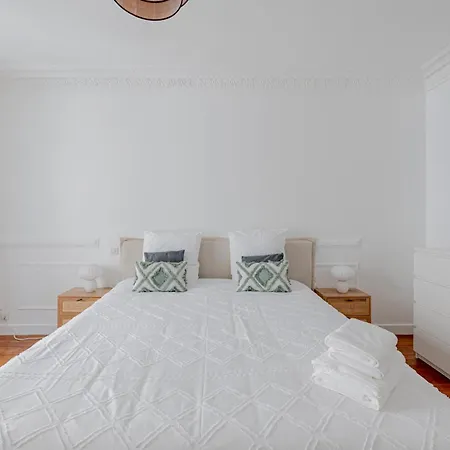 Parisian Elegance 2 Bedr In The 16th Paris