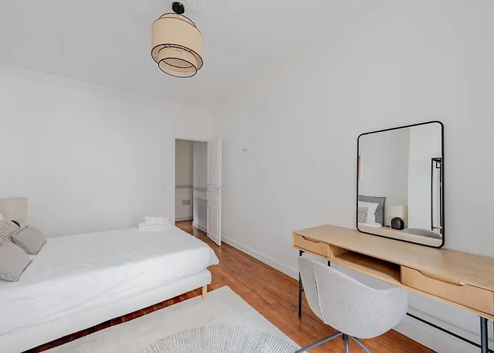 Daire Parisian Elegance 2 Bedr In The 16th Paris